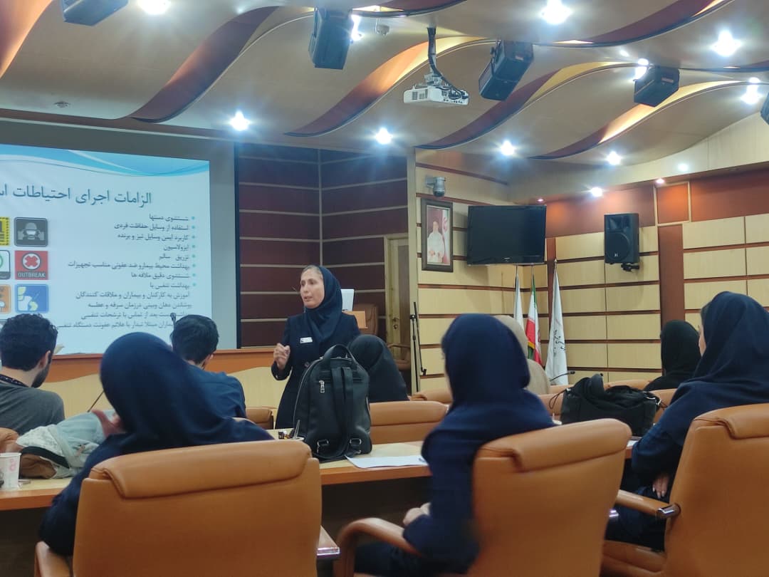 برگزاری کلاس آموزشی برای جدیدالورودهای سال 1404 در بیمارستان شهید هاشمی نژاد